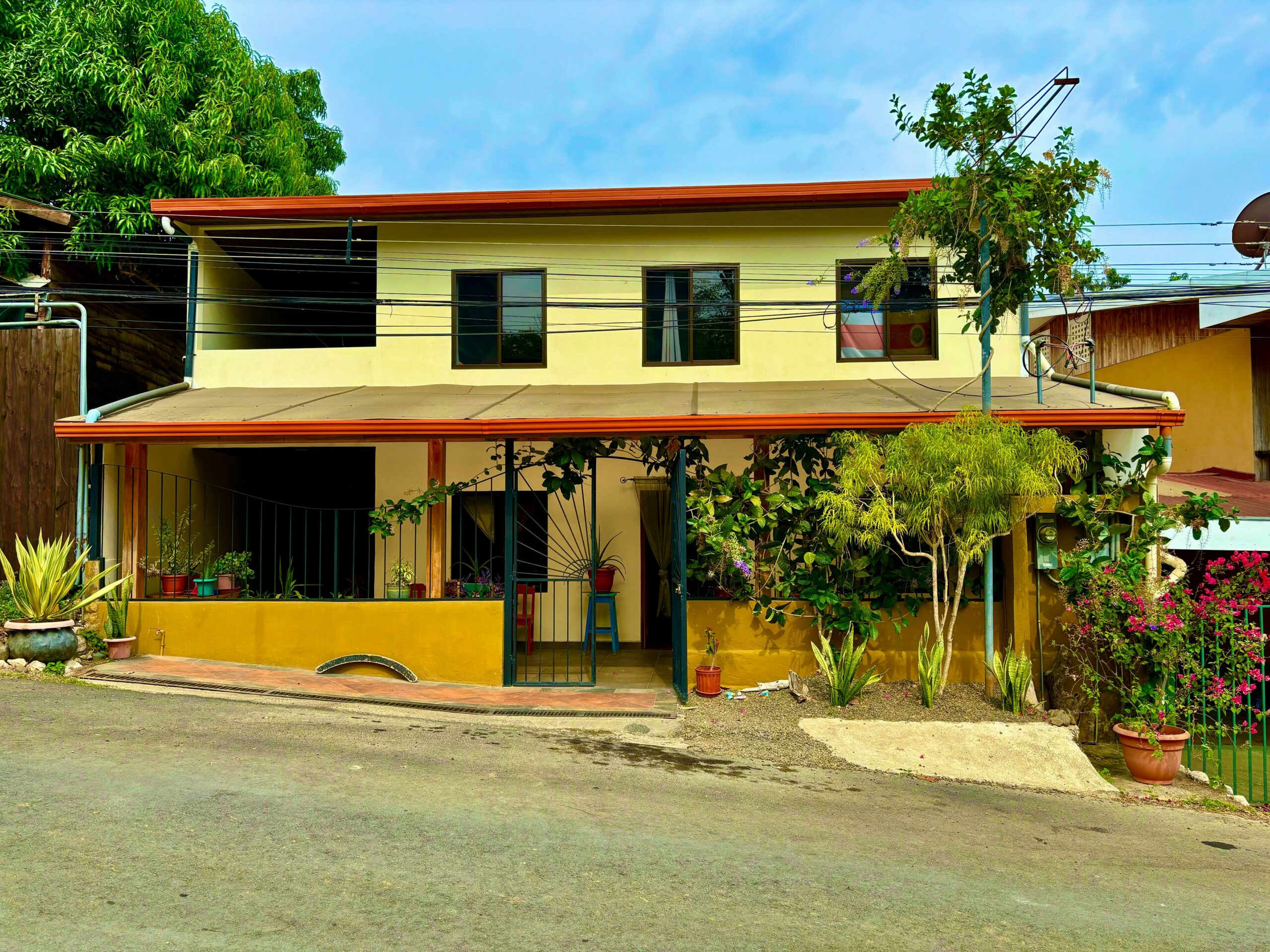 Remax real estate, Costa Rica, Puerto Carrillo, Large and charming house with additional apartment, 5BD/5BTH, Carillo